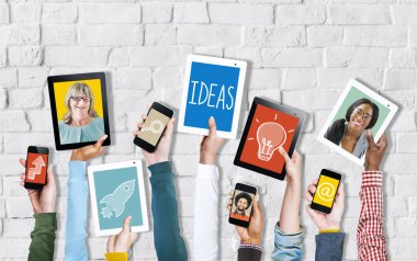 dijital cihazlar tutan eller