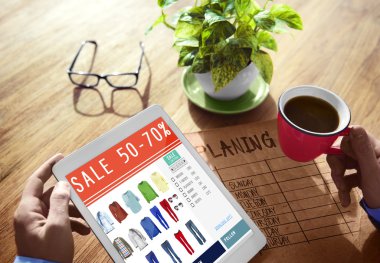 Çevrimiçi alışveriş yaparken tablete adam