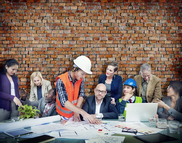 Gente de negocios y arquitectos en reunión — Foto de Stock