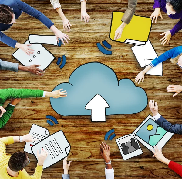 Concetti di persone e cloud computing — Foto Stock