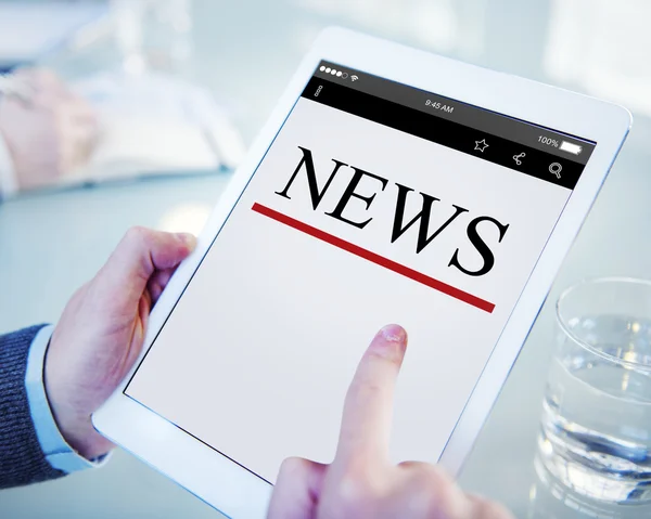 Man bedrijf tablet met Online Nieuws — Stockfoto