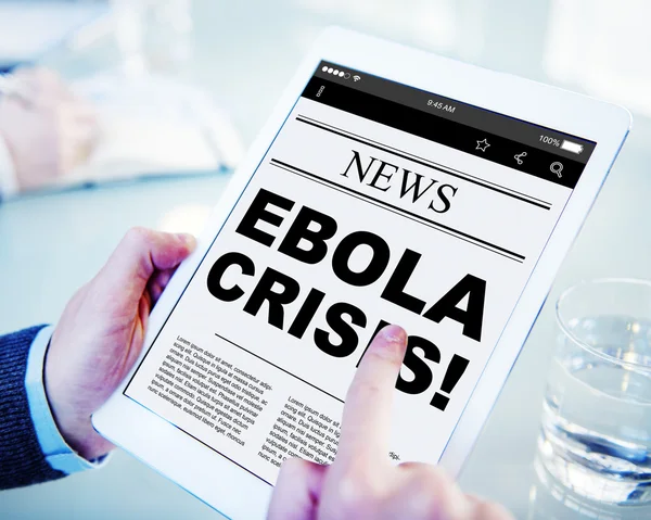 Hombre leyendo en línea Noticias en la tableta — Foto de Stock