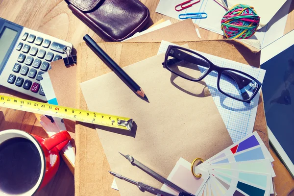 Tabella dell'architetto disordinato con gli strumenti di lavoro — Foto Stock