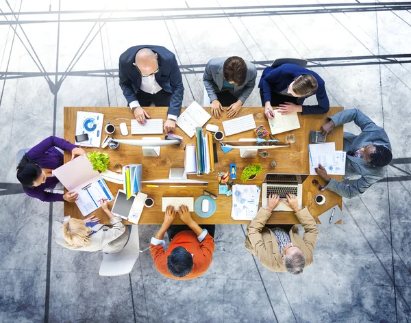 Lluvia de ideas del equipo empresarial — Foto de Stock