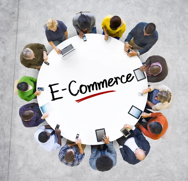 Mensen uit het bedrijfsleven met E-Commerce — Stockfoto