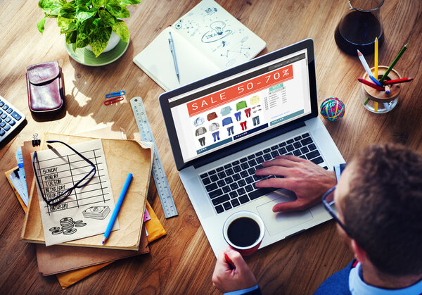 Hombre haciendo Marketing Online Venta de Comercio Electrónico — Foto de Stock