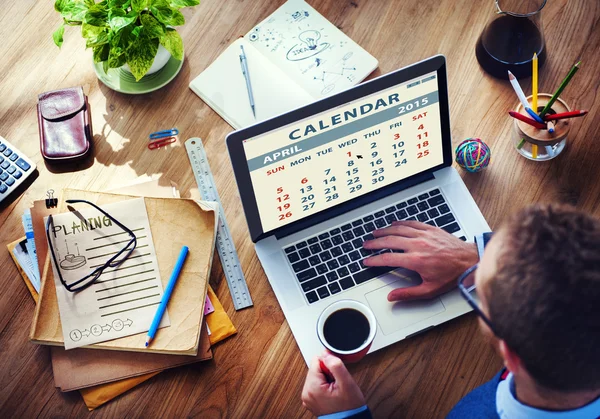 Man kalender kijken op laptop — Stockfoto