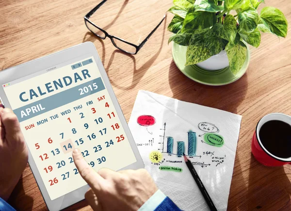 Hombre mirando Calendario — Foto de Stock