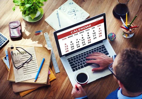 Mann schaut auf Kalender auf Laptop — Stockfoto