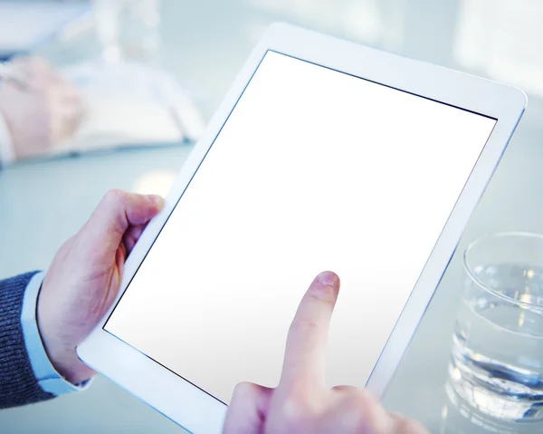 Man använder Tablet med Blank skärm — Stockfoto