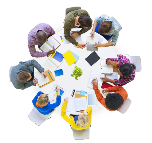 Diversas personas Lluvia de ideas en equipo — Foto de Stock