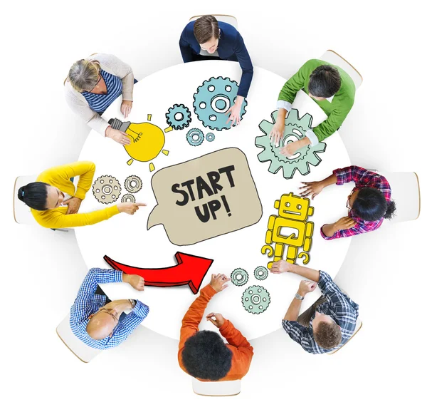 Pessoas discutindo sobre start up — Fotografia de Stock
