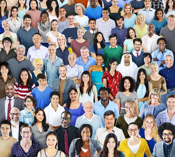 Groupe multiethnique de personnes avec une tenue colorée — Photo