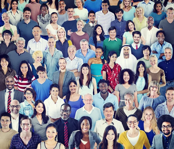 Groupe multiethnique de personnes avec une tenue colorée — Photo