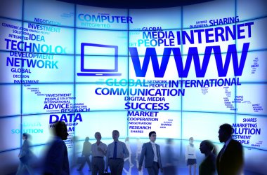 İş adamları ekran Internet kavramı ile karşı