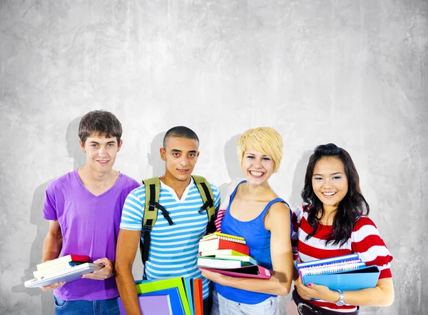 Olika multietniskt glada studenter — Stockfoto