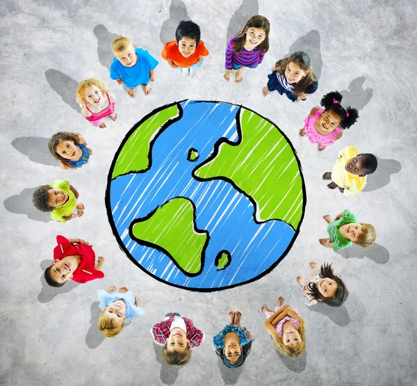 Grupp av barn med globe — Stockfoto
