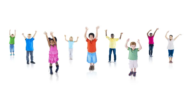 Děti s jejich zvedl ruce — Stock fotografie