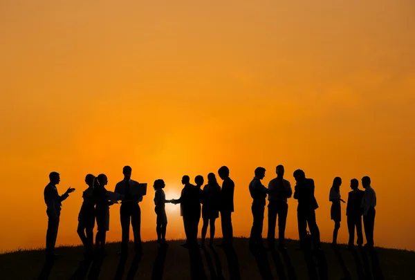 Zakenmensen die buiten werken — Stockfoto