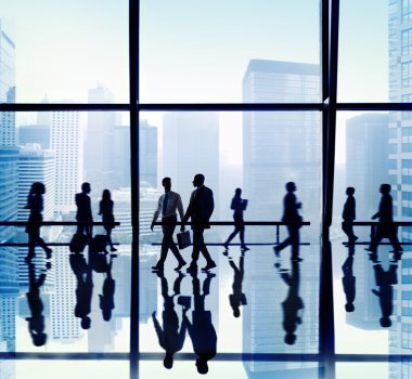 Ofiste yürüyen iş adamları.