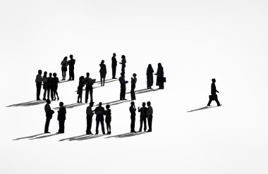 İnsanlardan uzak yürüme yalnız iş adamı