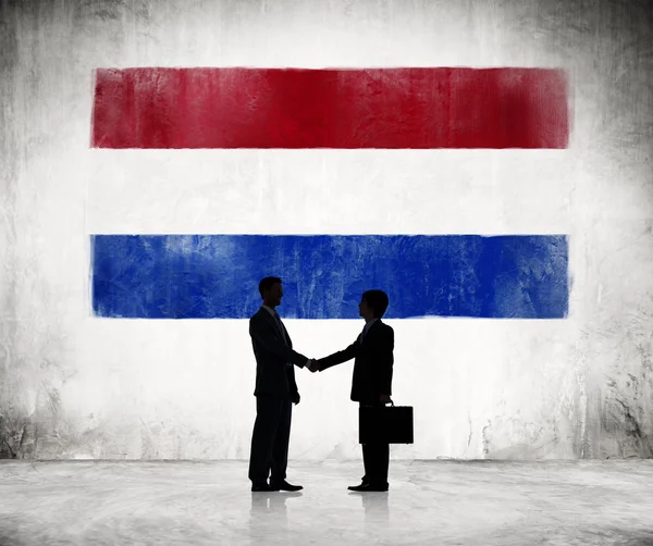 Businesmen Handshake con bandiera olandese — Foto Stock