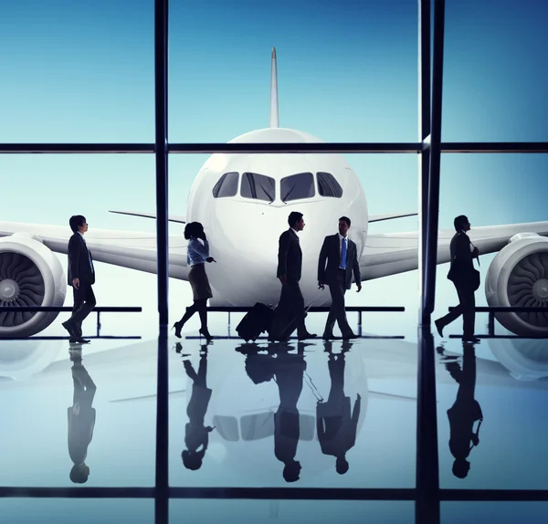 Empresários no aeroporto — Fotografia de Stock