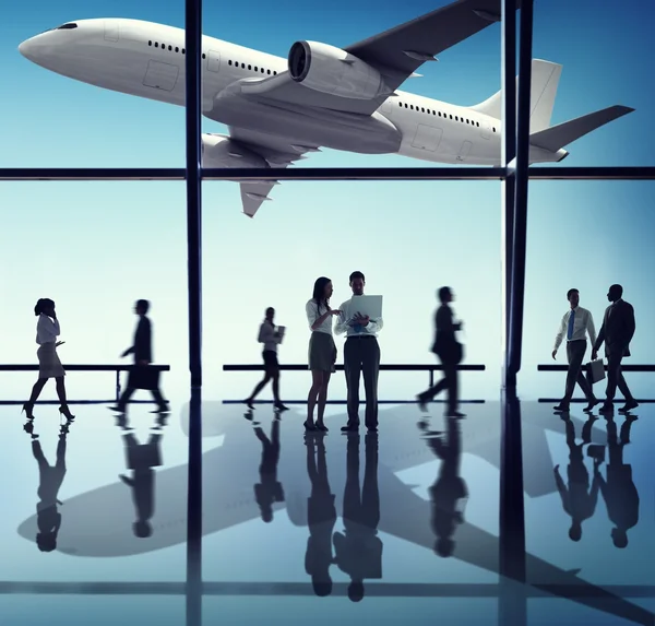 Silhouette grupp av affärsmän med flygplan koncept — Stockfoto