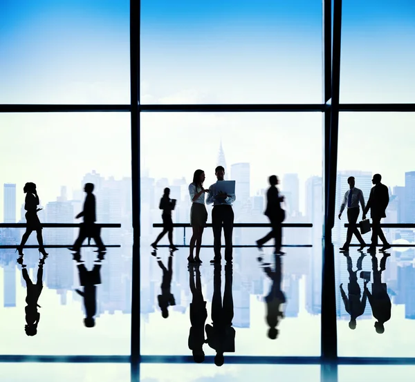 Geschäftsleute in der Nähe von Fenster im Büro — Stockfoto