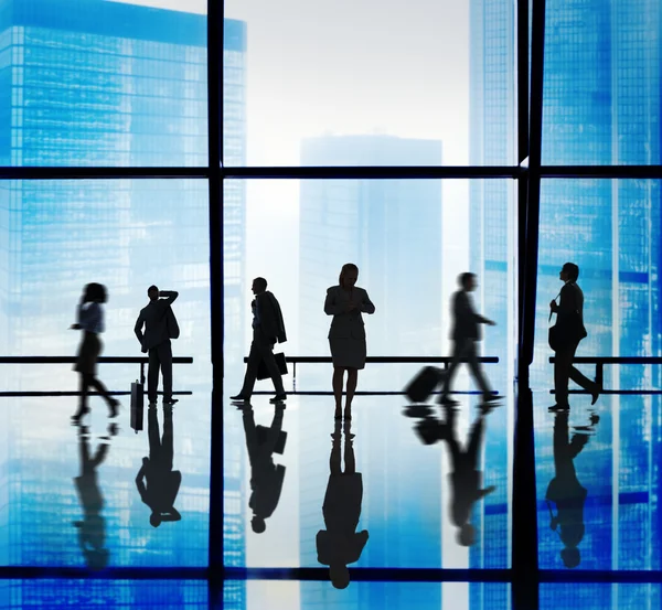 Silhouettes of Business People in Urban setting — Stock Photo, Image