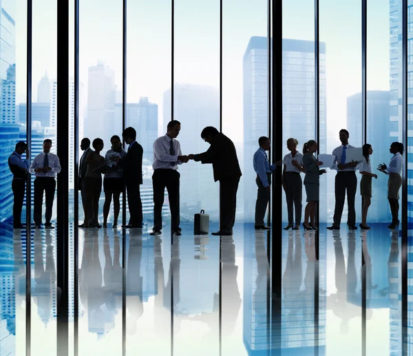 Business människor hälsning i Office — Stockfoto