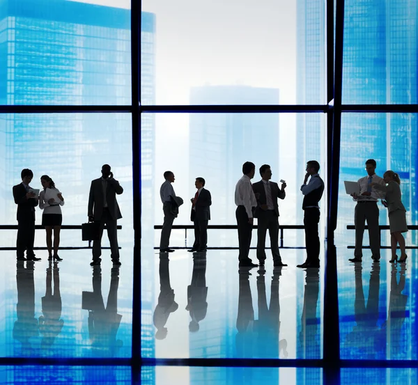 Geschäftsleute im modernen Büro — Stockfoto