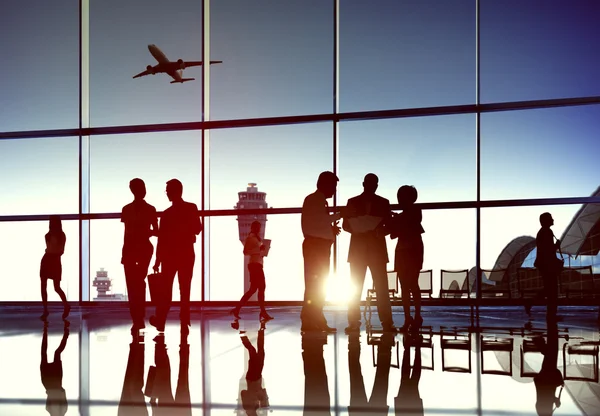 Empresários no aeroporto — Fotografia de Stock