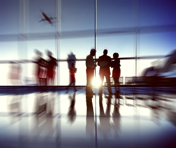Affärsmän på flygplats — Stockfoto