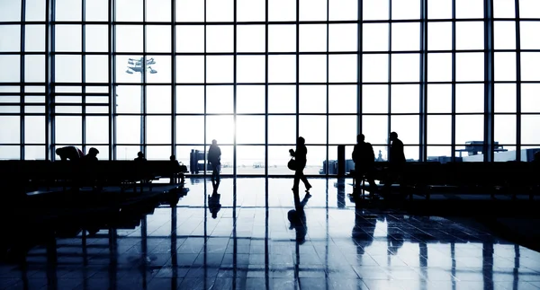 Uomini d'affari in attesa in un aeroporto — Foto Stock