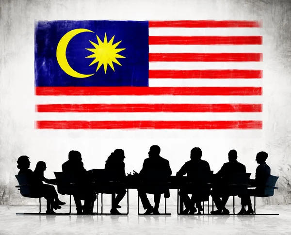 Podnikatelé a Malajsijská vlajka — Stock fotografie