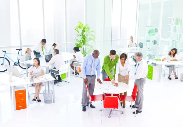 Gente en Green Business Office — Foto de Stock