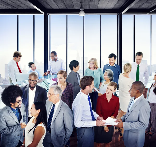 Les gens d'affaires travaillant dans le bureau — Photo