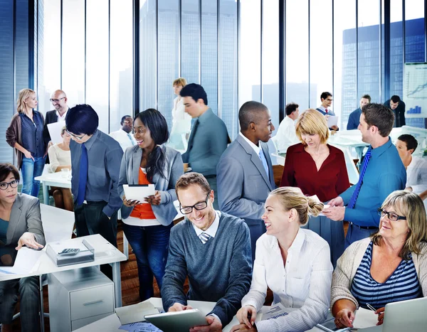 Gente de negocios trabajando en oficina — Foto de Stock