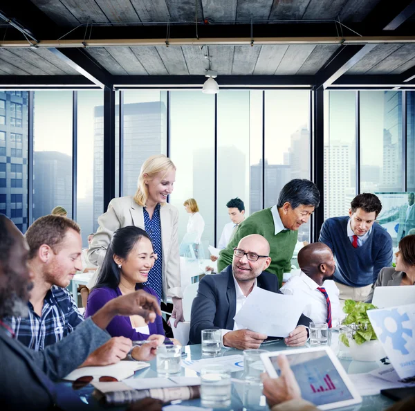 Groep mensen brainstormen in het kantoor — Stockfoto
