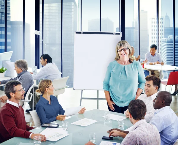 Grupp människor i ett möte — Stockfoto