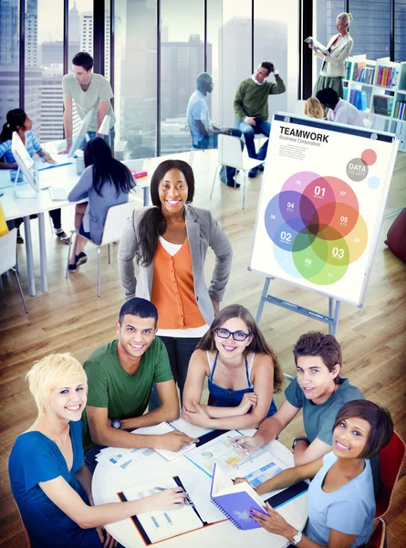 Menschen in einem Bürogebäude — Stockfoto