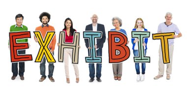 Sergi tutan insanlar