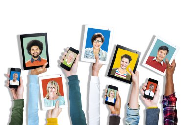 dijital cihazlar tutan eller