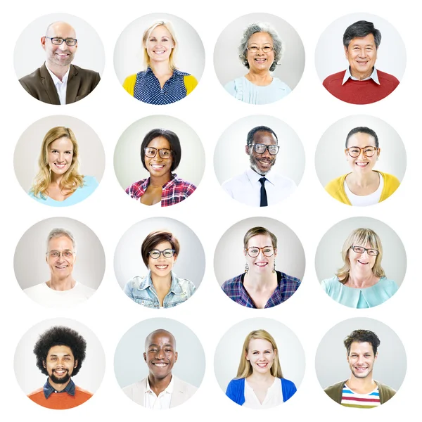 Lächelnde Menschen unterschiedlichen Alters und Nationalitäten — Stockfoto