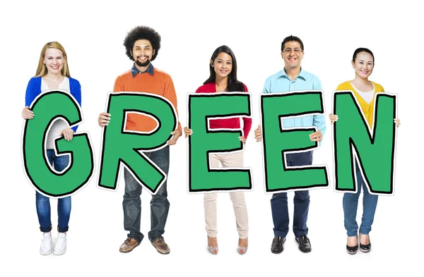Pessoas segurando palavra verde — Fotografia de Stock