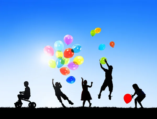 Děti si hrají venku balonky — Stock fotografie