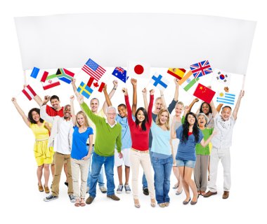 Billboard ve ulusal bayrak tutan insanlar