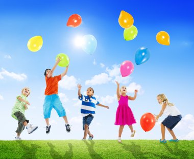 Çok etnik gruptan oluşan çocuk balon oyun