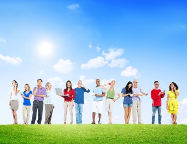 İş insanlar açık havada sosyal ağ